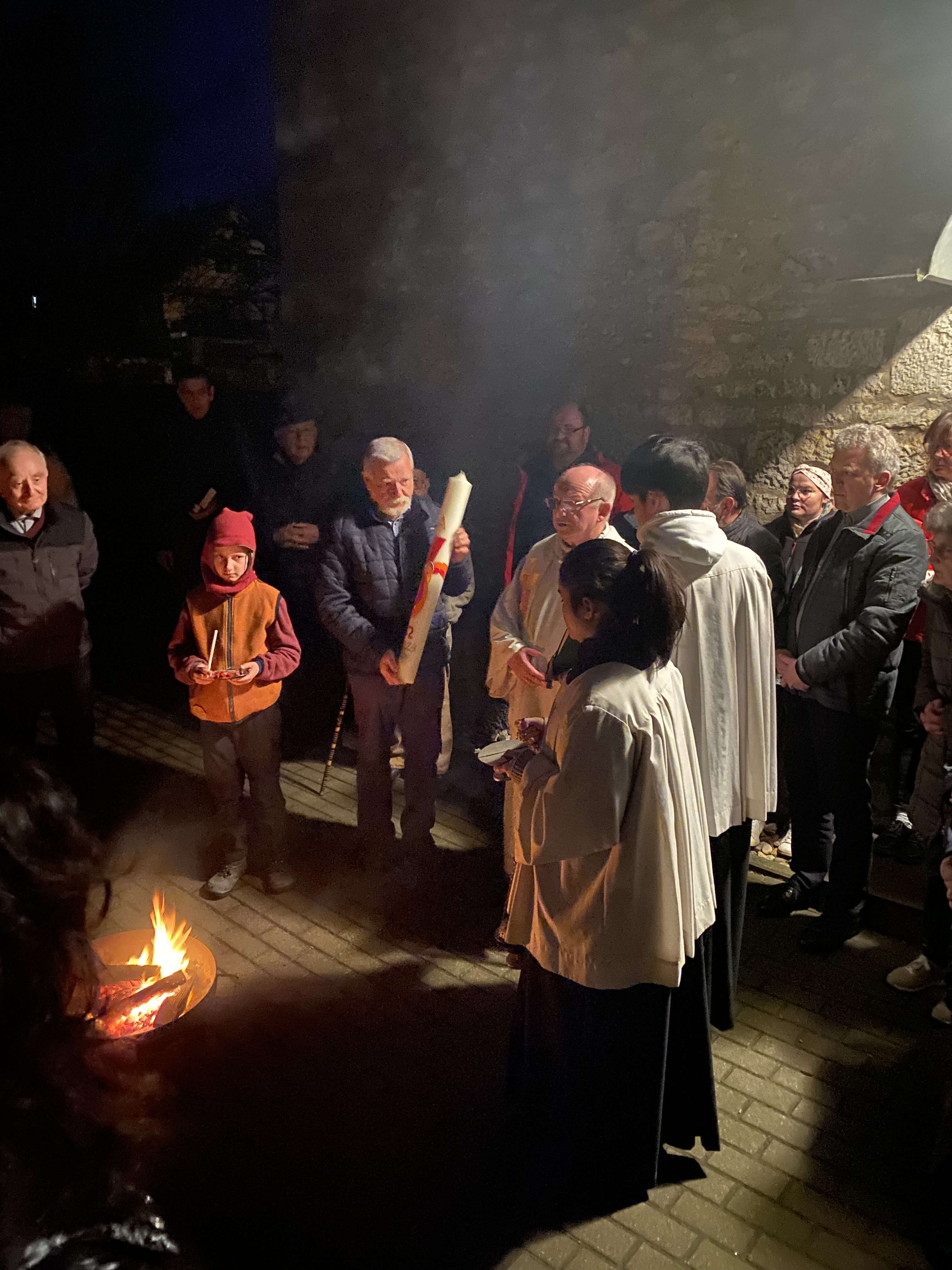 Gemeinde am Osterfeuer